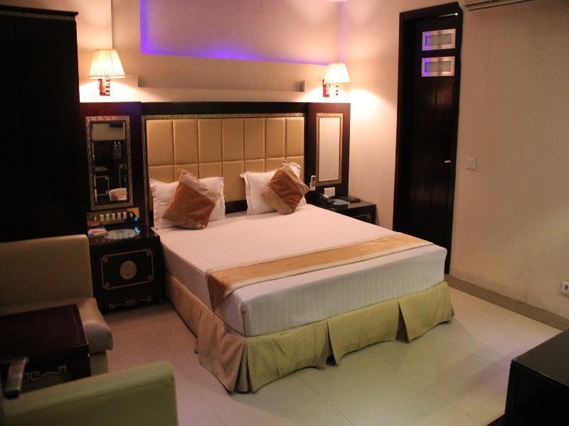 Dewdrop Intercity Hotel Дели Экстерьер фото